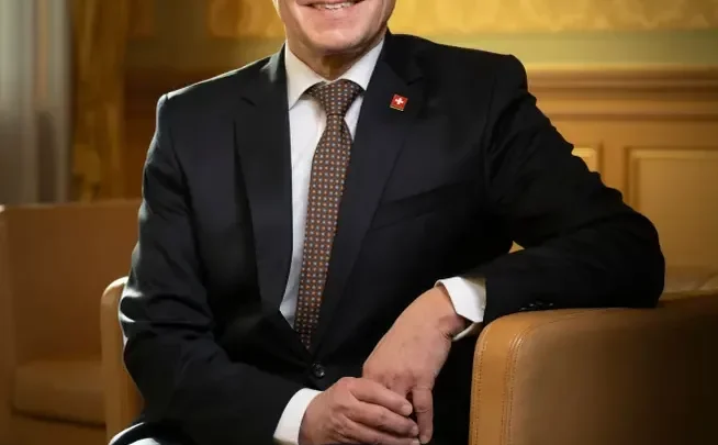 Porträt eines Schweizer Bundesrats im Bundeshaus – Titelbild zum Beitrag über regelbasierte Unordnung