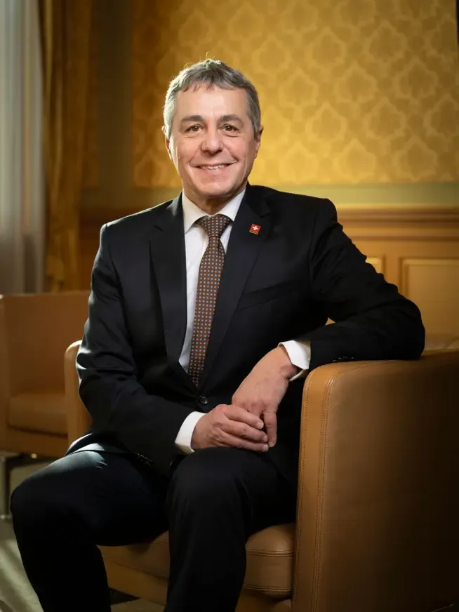 Porträt eines Schweizer Bundesrats im Bundeshaus – Titelbild zum Beitrag über regelbasierte Unordnung