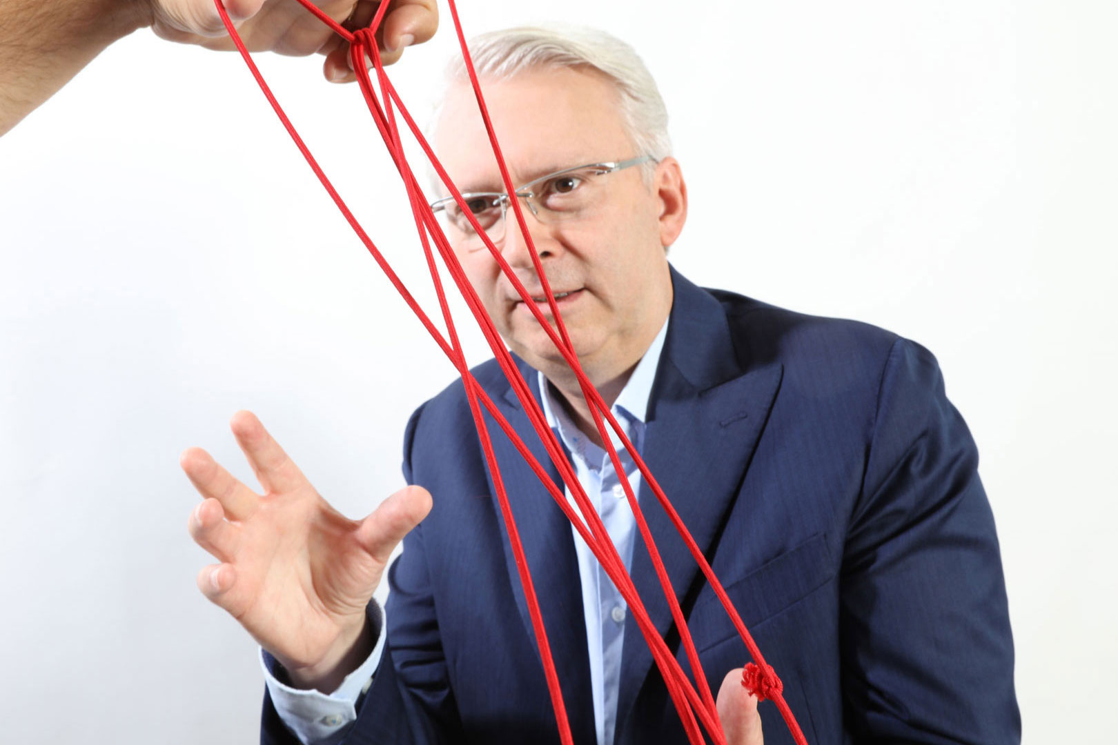 Portrait von Phil Simonet mit roten Schnüren